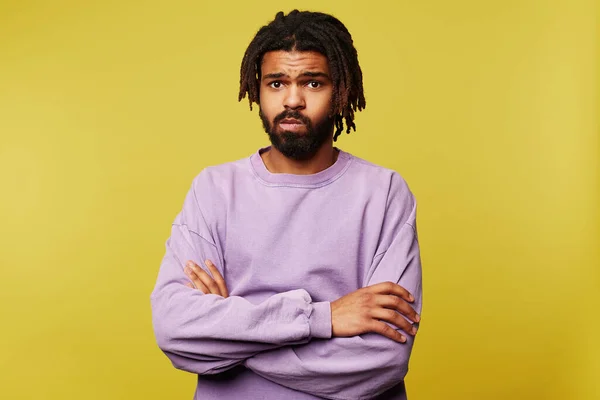 Photo Intérieur Jeune Homme Brune Peau Foncée Attrayant Avec Dreadlocks — Photo