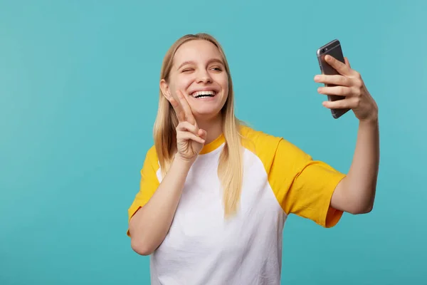 Vrolijke Jonge Mooie Blonde Vrouw Met Lang Haar Heffende Hand — Stockfoto