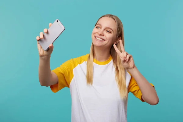 Vrolijke Jonge Mooie Blonde Langharige Vrouw Tonen Overwinning Gebaar Terwijl — Stockfoto