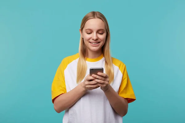 Portret Van Jonge Mooie Langharige Witharige Dame Die Mobiele Telefoon — Stockfoto