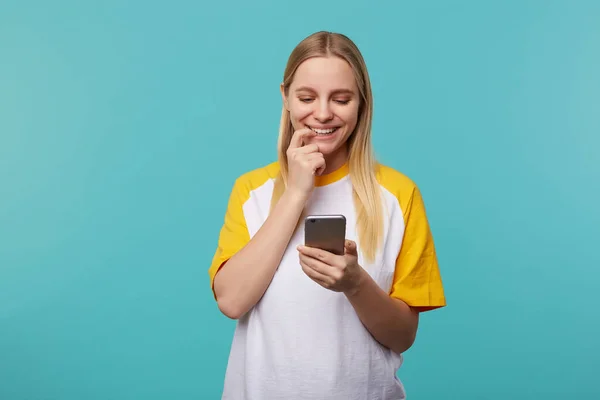 Portret Van Jonge Blonde Langharige Vrouw Gekleed Casual Kleding Zorgvuldig — Stockfoto