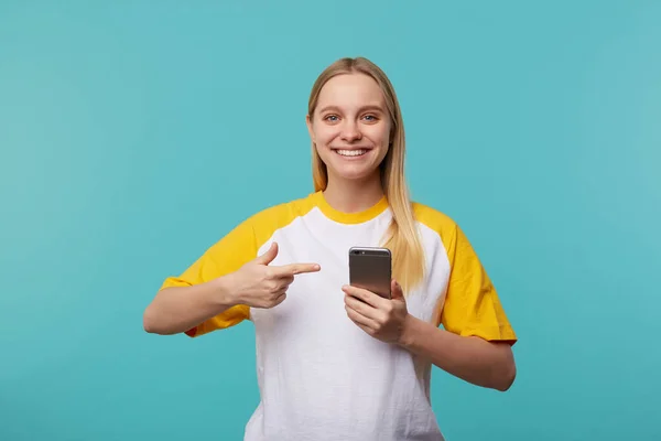 Indoor Foto Van Jonge Charmante Withoofdige Vrouw Wijzend Haar Mobiele — Stockfoto