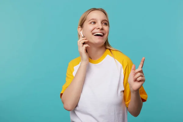 Vrolijke Jonge Mooie Witte Dame Met Casual Kapsel Dragen Oorbellen — Stockfoto