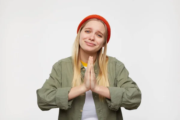 Portret Van Jonge Mooie Langharige Blonde Vrouw Houden Geheven Handpalmen — Stockfoto