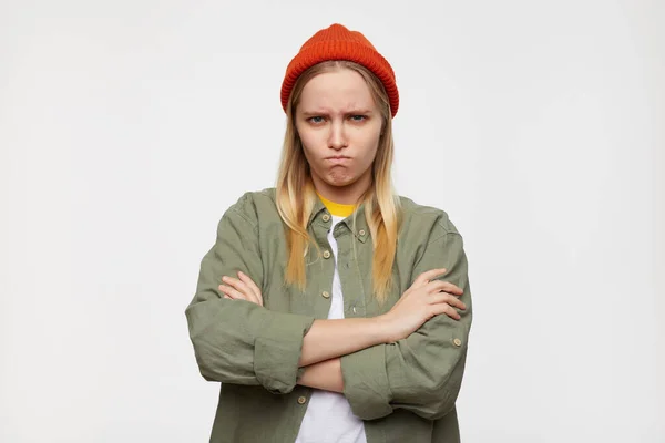 Verontrust Jonge Langharige Blonde Vrouw Fronsen Wenkbrauwen Terwijl Ernstig Kijken — Stockfoto