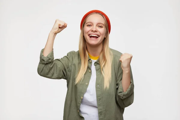 Foto Estúdio Jovem Loira Cabelos Longos Levantando Punhos Felizes Olhando — Fotografia de Stock