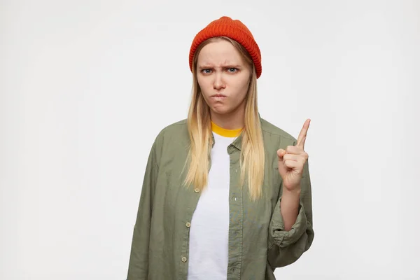 Svår Ung Långhårig Blond Kvinna Röd Hatt Och Casual Wear — Stockfoto