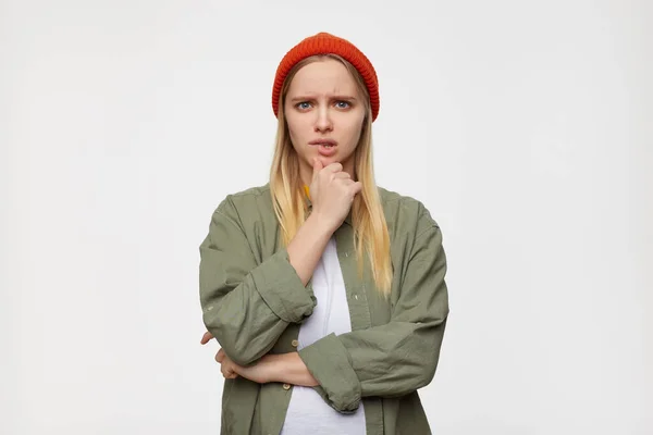 Düstere Junge Ziemlich Langhaarige Frau Mit Weißem Kopf Die Ihr — Stockfoto