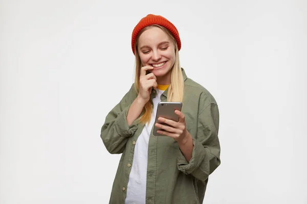 Blij Jonge Vrij Lange Haren Blonde Vrouw Met Natuurlijke Make — Stockfoto