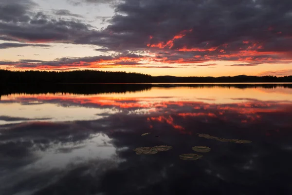 Hermosa Puesta Sol Sobre Lago Tranquilo Suecia Después Día Verano — Foto de Stock