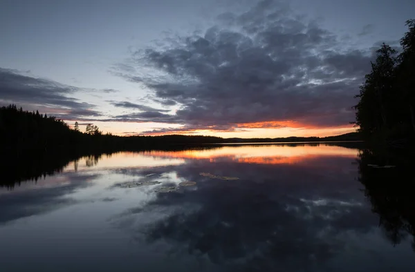 Hermosa Puesta Sol Sobre Lago Tranquilo Suecia Después Día Verano — Foto de Stock