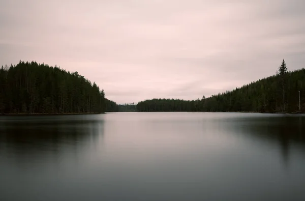 長い露出昼間と撮影されたスウェーデンの湖 — ストック写真