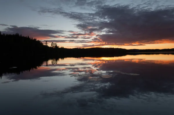 Hermosa Puesta Sol Sobre Lago Tranquilo Suecia Después Día Verano — Foto de Stock