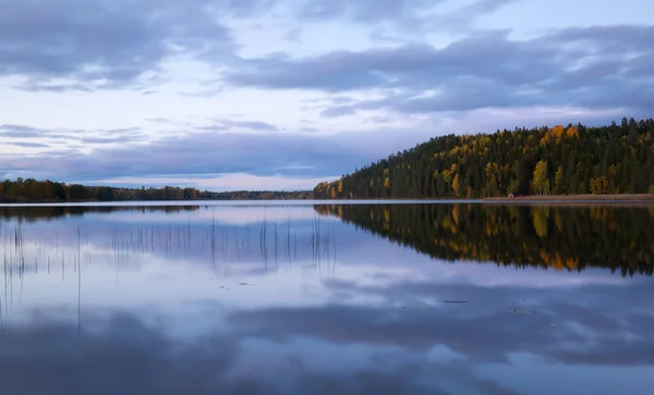 Spokojne Szwedzkie Jezioro Jesienią — Zdjęcie stockowe