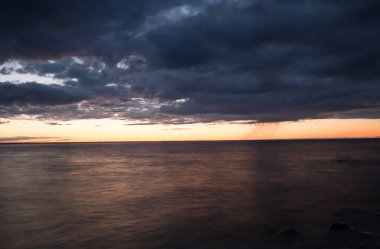 Sahilde güzel bir gün batımı