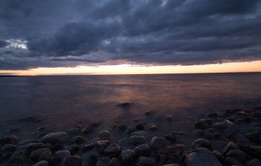 Sahilde güzel bir gün batımı
