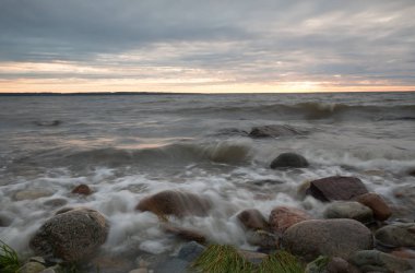 İsveç 'in güneyinde, bir yaz gününden sonra, Baltık Okyanusu üzerinde gün batımı