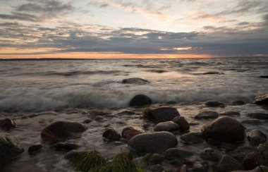 İsveç 'in güneyinde, bir yaz gününden sonra, Baltık Okyanusu üzerinde gün batımı