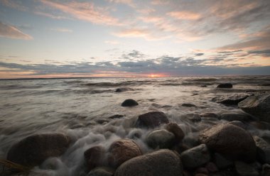 İsveç 'in güneyinde, bir yaz gününden sonra, Baltık Okyanusu üzerinde gün batımı