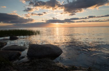 Okyanusun üzerinde güzel bir gün batımı