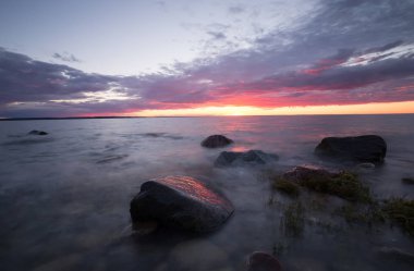 Balistik denizin üzerinde gün batımı yaz gününden sonra, güneş su yüzeyine yansıyor.