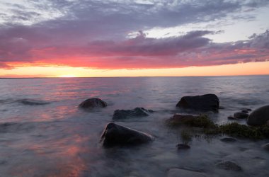 Balistik denizin üzerinde gün batımı yaz gününden sonra, güneş su yüzeyine yansıyor.