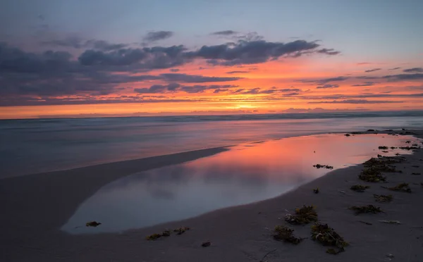 Maravillosa Puesta Sol Del Mar Baltico Con Reflejos Agua — Foto de Stock