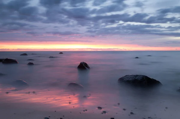 長い露出で撮影されたスウェーデンの国立公園のビーチからの夕日 — ストック写真