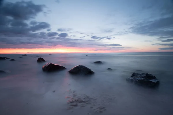 スウェーデンの国立公園のビーチで美しい海の夕日 — ストック写真