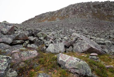 İsveç 'te kayalar ve dağlar