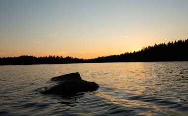 İsveç gölünde gün batımı