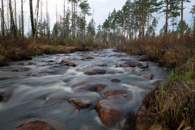 İlkbaharın ilk zamanlarında uzun pozlarla çekilen akıntı