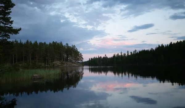 Puestas Sol Sobre Tranquilo Lago Dulzura Las Nubes Están Reflexionando — Foto de Stock