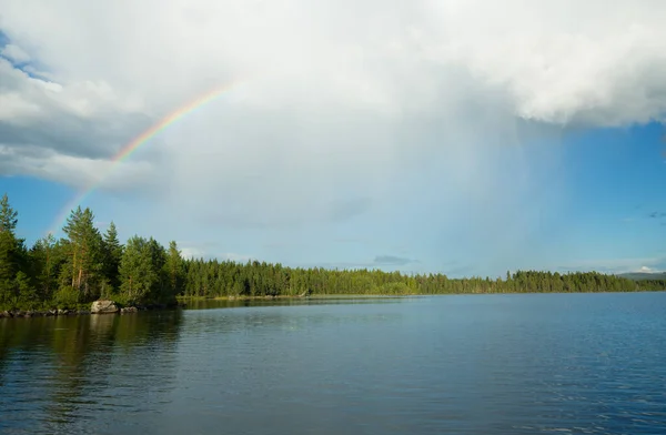 Tęcza Nad Szwedzkim Jeziorem Letni Dzień Deszcz Pada Chmur — Zdjęcie stockowe