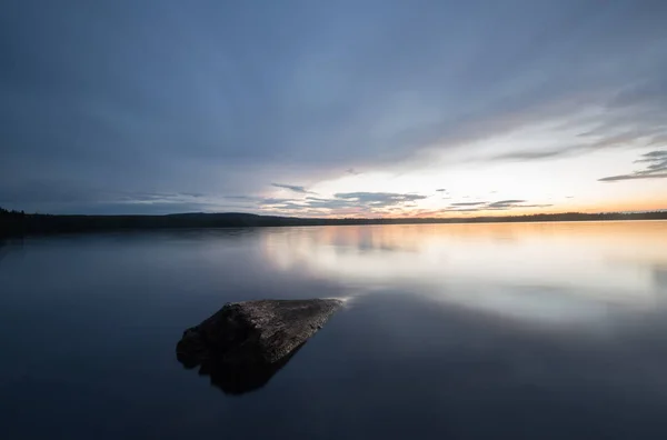 Rock Calm Lake Sweden Sunset — Stock fotografie