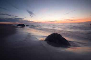 Sahilde gün batımının güzel fotoğrafı