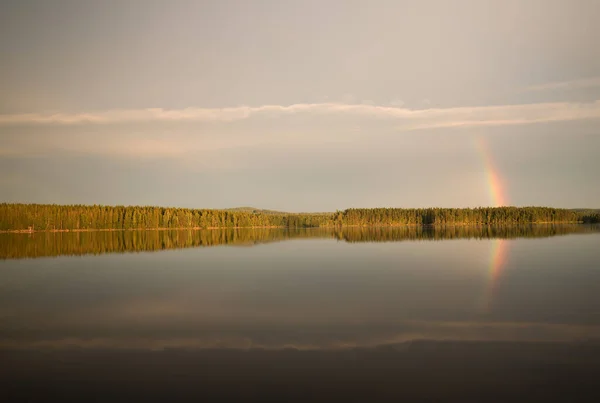 Lago Tranquilo Barro Con Arco Iris Reflexionando Sobre Superficie — Foto de Stock