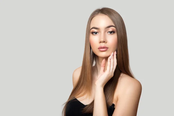 Parlak saçlı ve makyajlı güzel bir kadın. O portresi