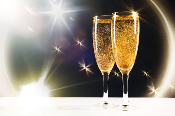 İki kadeh şampanya, altın konfeti, parıltı, yılan