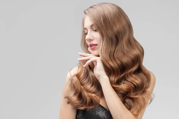 Uzun dalgalı saçlı mutlu bir kadın. Portre