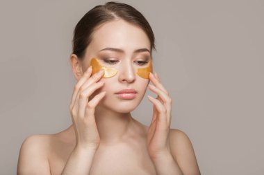 Doğal makyajlı güzel bir kadının portresi. Altın c