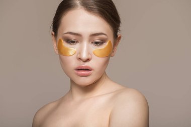 Doğal makyajlı güzel bir kadının portresi. Altın c