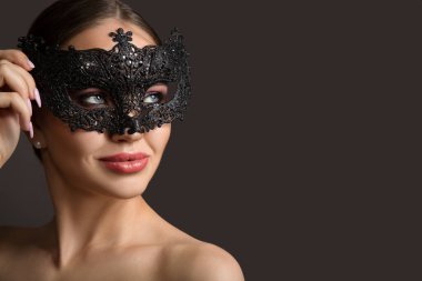 Siyahlı kadınlar. Koyu bir arkaplanda portre