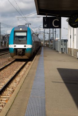 Fransa 'ya yaklaşan tren platformu