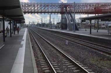 Köprüsü olan bir tren istasyonunun geniş açılı görüntüsü
