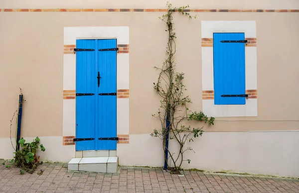Tournage d'une porte et d'une fenêtre bleues — Photo