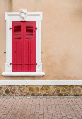 Çerçeveli kırmızı pencerenin görüntüsü