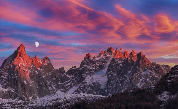 Закат во французских Альпах с луной — стоковое фото