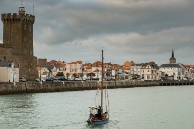 Yelkenli tekneli La Chaume manzarası