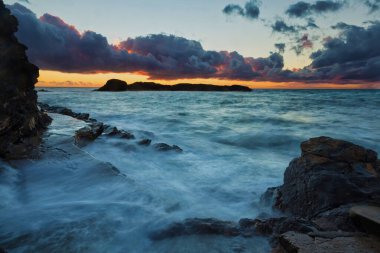 Avustralya 'da kayalık bir plajda gün batımı